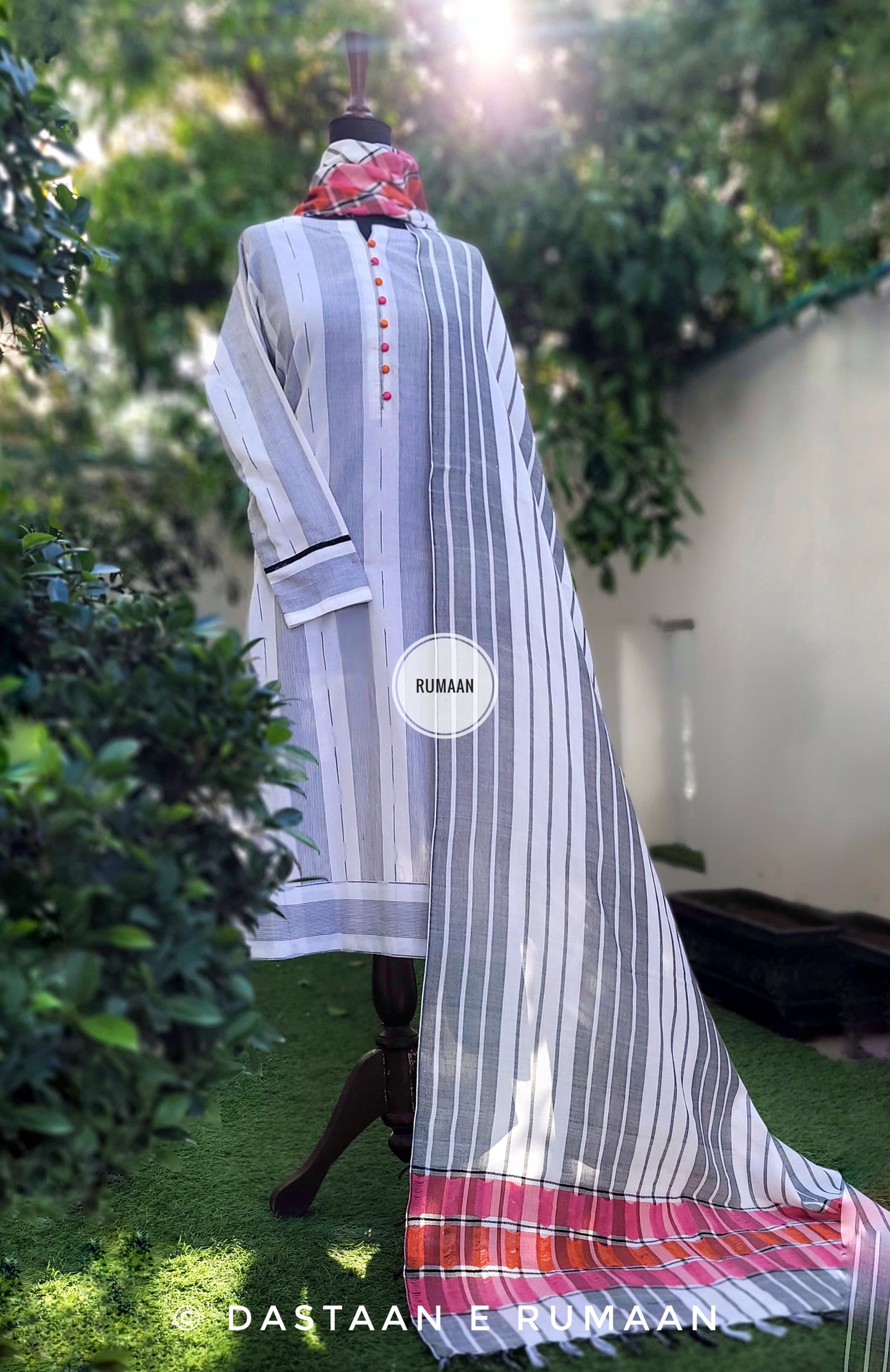 R 237 MONOCHROME BLOSSOM