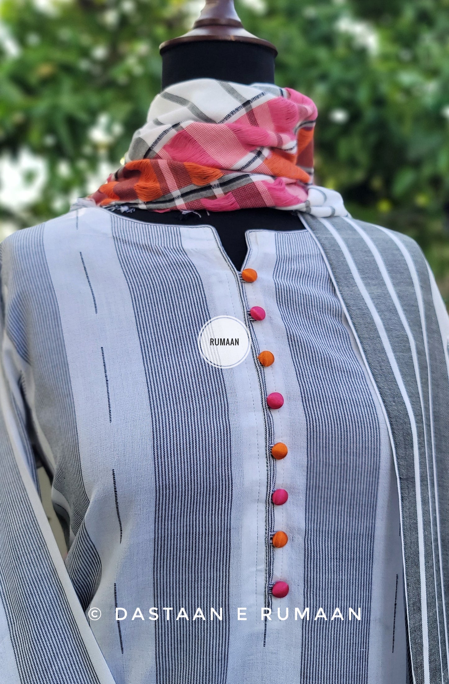 R 237 MONOCHROME BLOSSOM