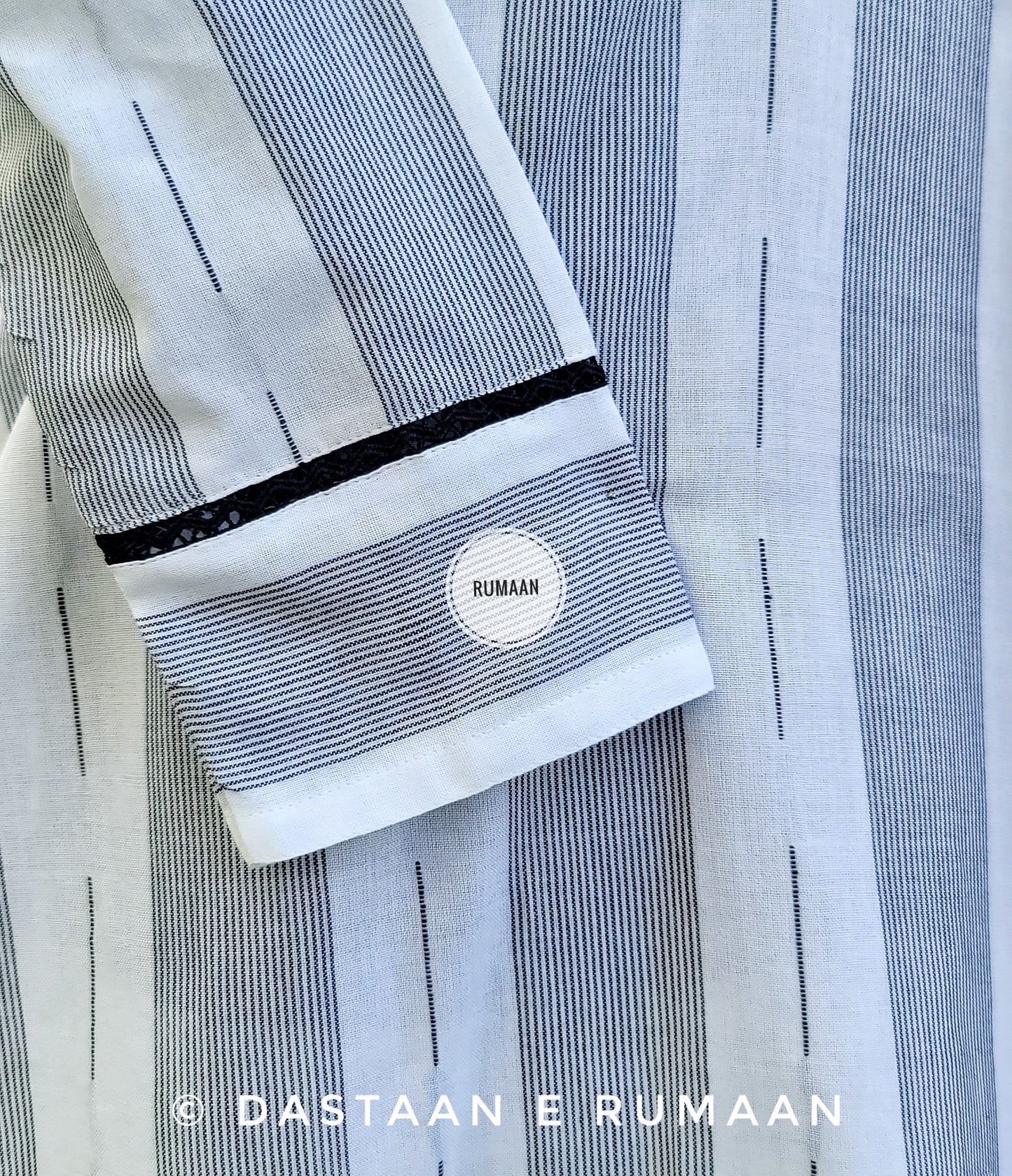 R 237 MONOCHROME BLOSSOM